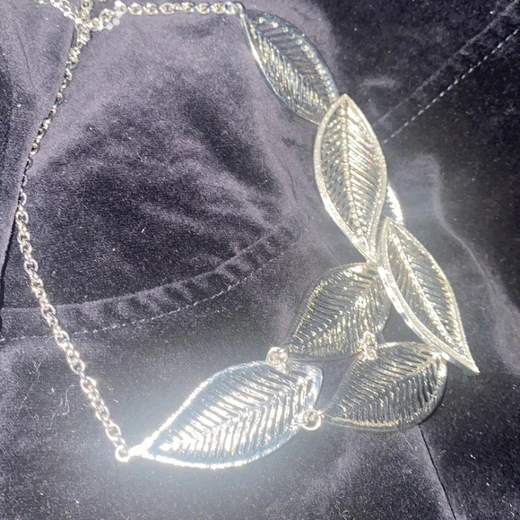 Vintage silver metal sparkles bold leafs statement necklace - Picture 8 of 11